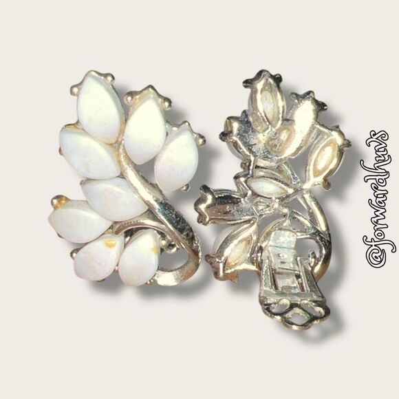 Silver-Tone Non-Pierced Earrings – Timeless Vintage Elegance - Picture 3 of 7